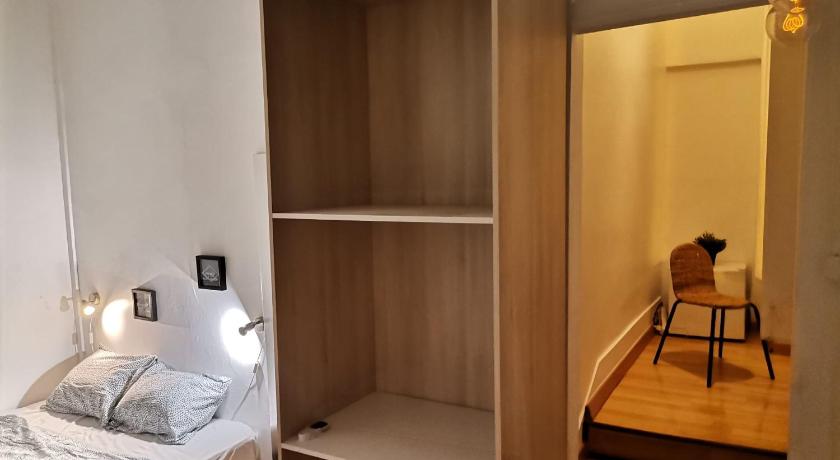 รูปของห้องเตียงใหญ่ (ใช้ห้องน้ำส่วนกลาง) (Double Room with Shared Bathroom) 1