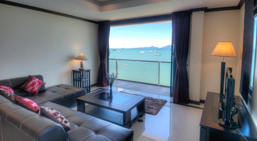 Emerald Beach-Front Apartments Fishermans Village photo
