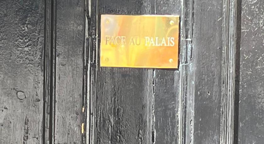 Face au Palais photo