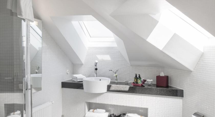 a bathroom with a sink, toilet and bathtub, The Sparrow Hotel in Stockholm