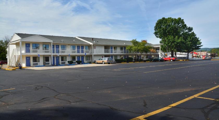 Motel 6-Southington, CT - Hartford