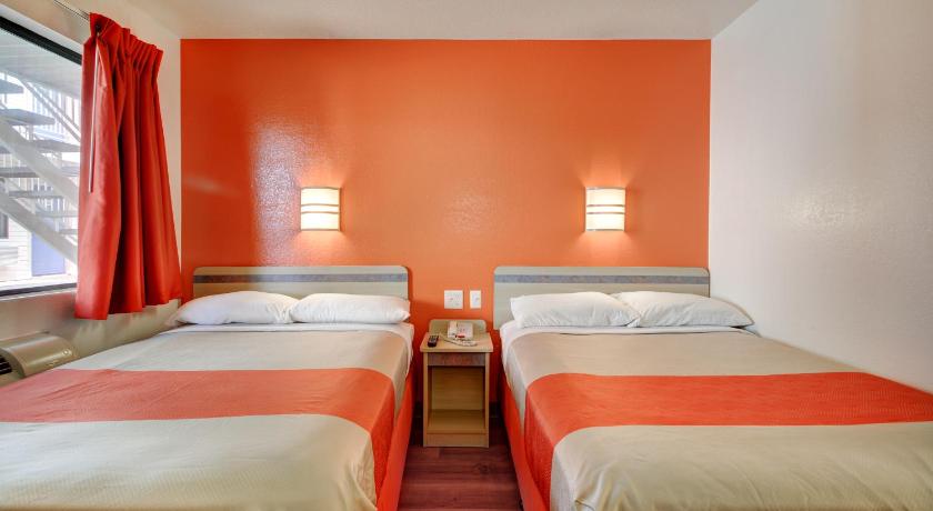 Motel 6-Southington, CT - Hartford