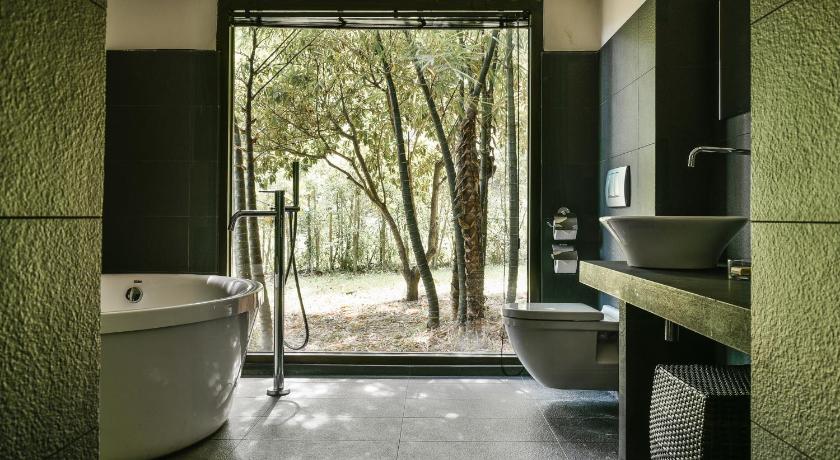 a bathroom with a toilet, sink and tub, The One Nanyuan Land of Retreat & Wellness in Hsinchu