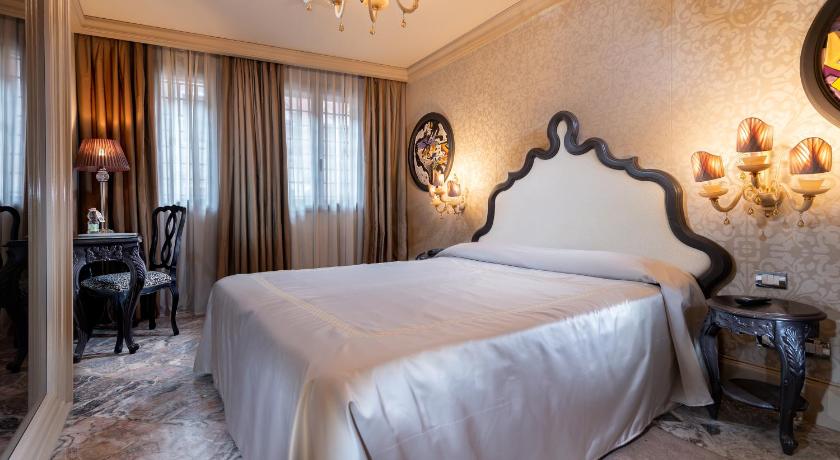 Image of Superior Room 9