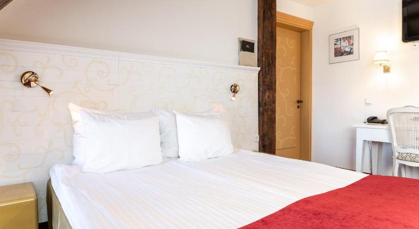 Image of Deluxe Double Room - Attic with Free Parking 9