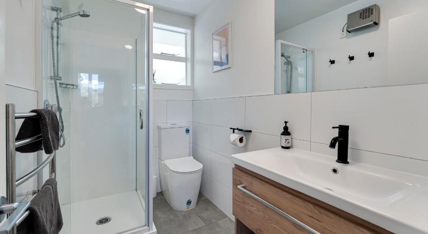 a bathroom with a toilet, sink, and shower, Archway Motel & Chalets in Wanaka