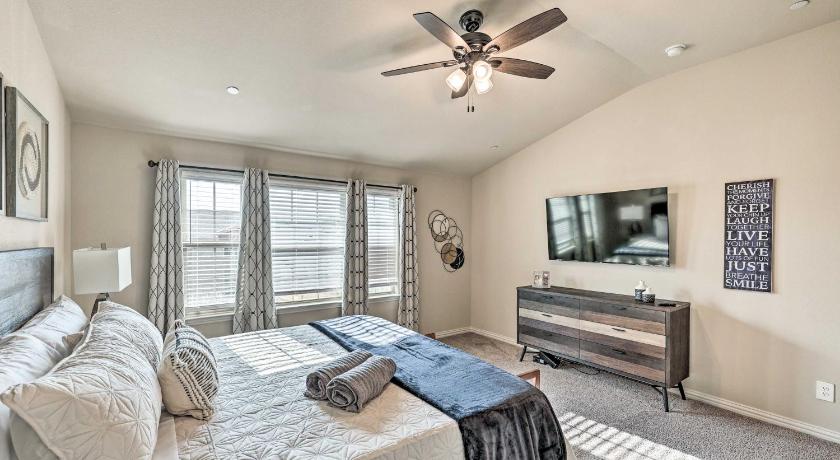 Brand-New Townhome Near UNT and TWU and The Square! photo