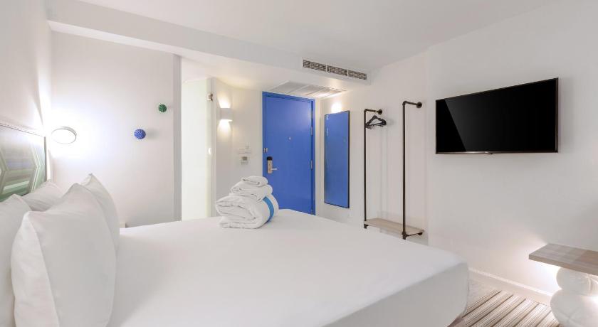 Image of COSI Room King with Daily Food & Drink Credit 5
