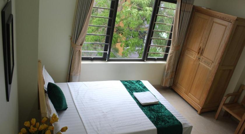 a bedroom with a bed and a window, Ngoc Ha Hotel in Cat Ba Island