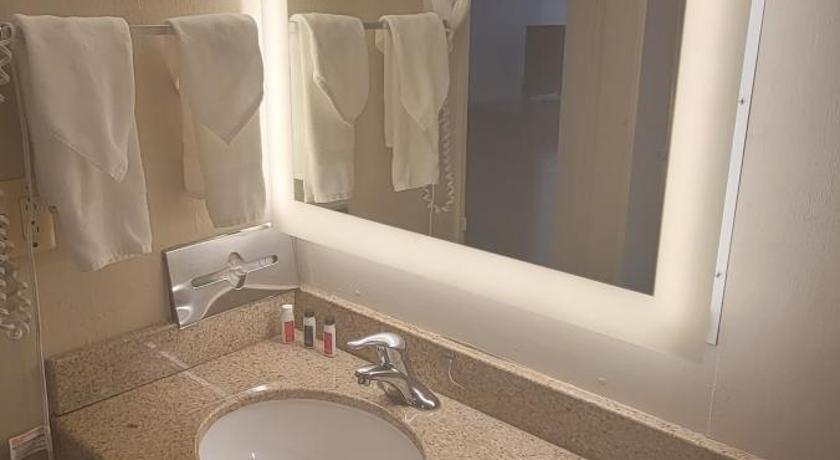 Szoba 2 kétszemélyes ággyal – akadálymentesített, nemdohányzó (2 Double Beds Accessible Room Non-Smoking) fotója 4