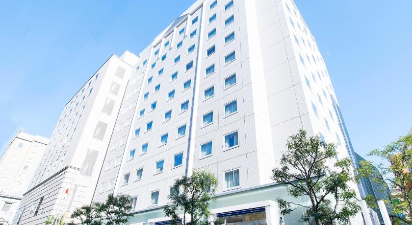 a large building with a large window in front of it, Hotel JAL City Kannai Yokohama in Yokohama