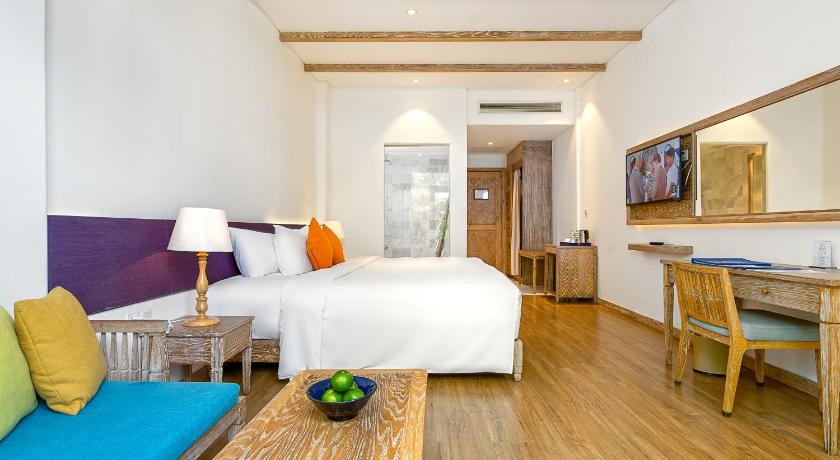 Image of Elite Deluxe Pool or City View King Room with Balcony 9