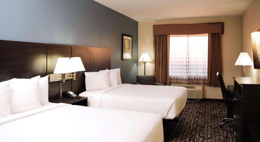 a hotel room with two beds and two lamps, Baymont by Wyndham Jackson/Ridgeland in Jackson (MS)