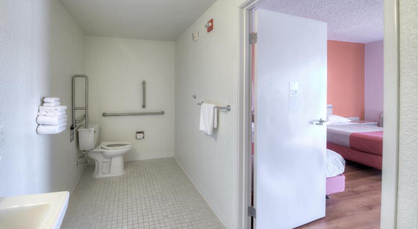 Motel 6-Niantic, CT - New London