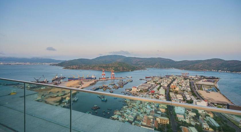 2BR luxury seaview apt 2' walking to the beach photo