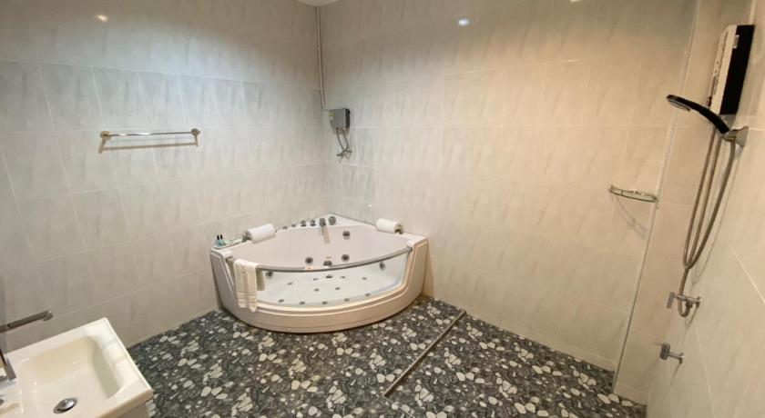 Image of Deluxe Double Room with Jacuzzi 14