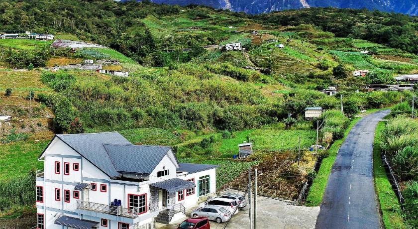 a small town with houses and a mountain range, OYO 90246 Suang Noh Homestay Kundasang in Kinabalu National Park