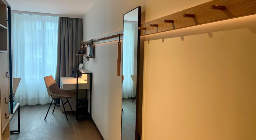 Image of Medium Room 8