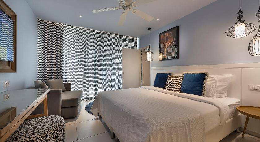 Image of Family Pool-View Room 6