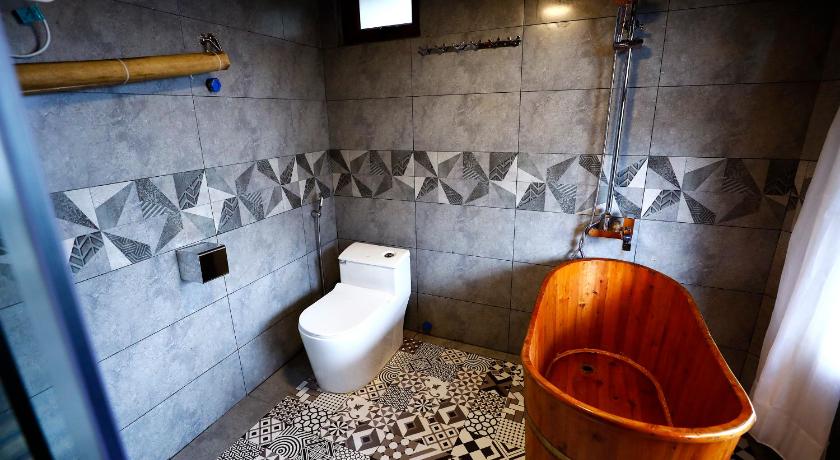 a bath room with a toilet and a bath tub, Không gian văn hóa trà Suối Giàng in Ban Coc Lua