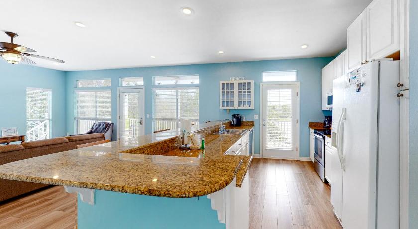 a kitchen with wood flooring and white cabinets, Plantation Place #h403 in Gulf Shores (AL)