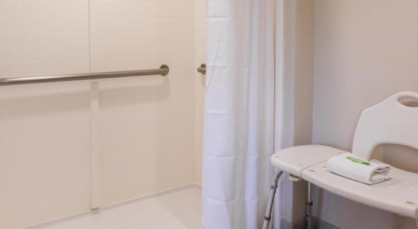 Image of 1 King Bed, Mobility Accessible Room, Roll-In Shower, Non-Smoking 5