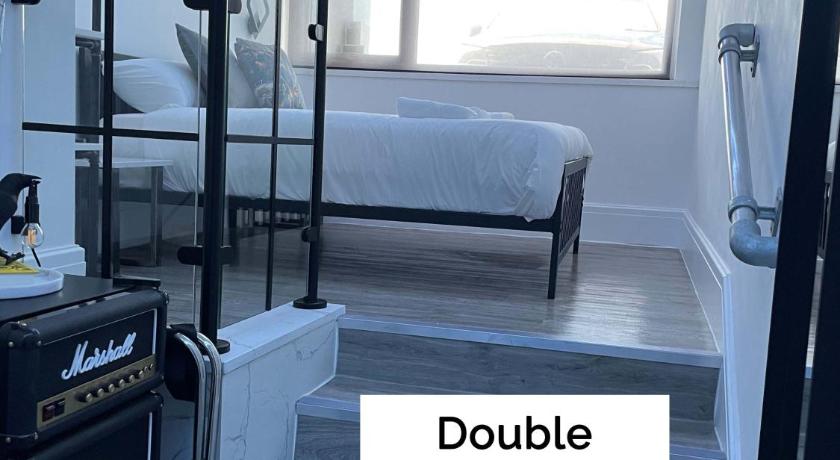 Image of Triple Room with Bath 1