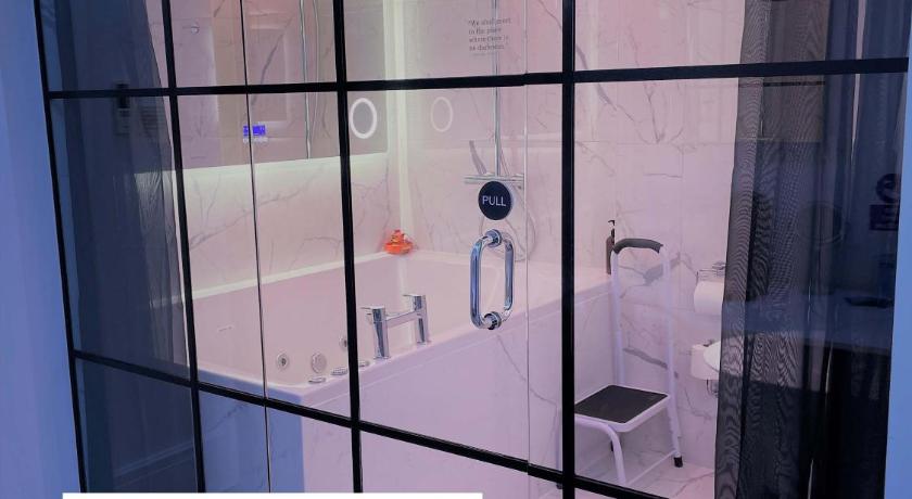 Image of Triple Room with Bath 3