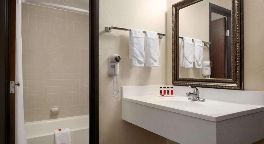 Image of 2 Double Beds Non-Smoking 2