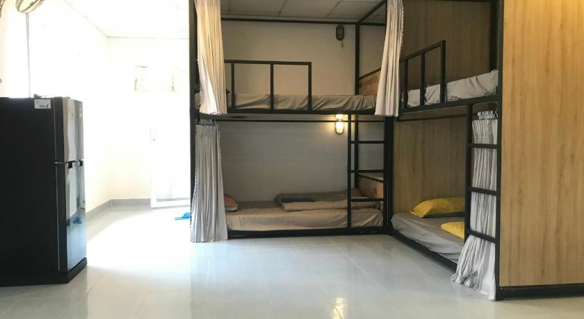 a room with two bunk beds and a television, Homestay Vuon Phap II in Buon Ma Thuot