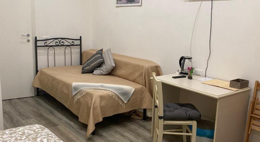 a bedroom with a bed and a television, La Perla Del Golfo in La Spezia