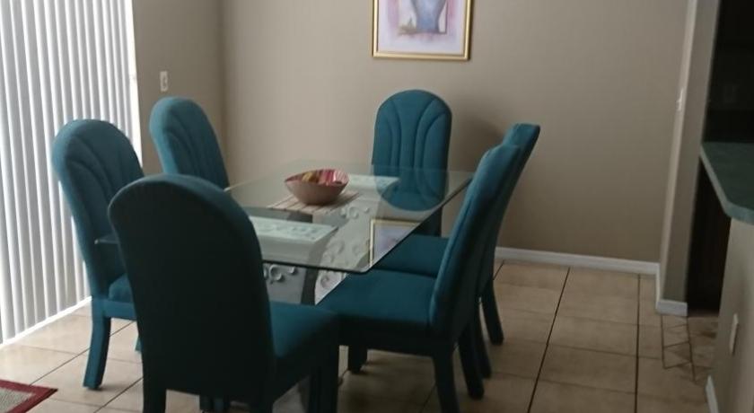 a dining room table and chairs in a room, Florida Villa in Orlando (FL)