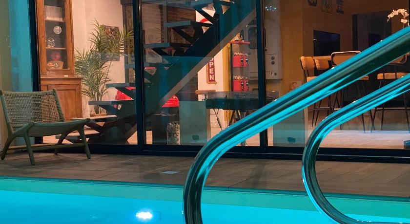 Loft Spa Reims-fr 250m2 privatifs, piscine interieure chauffee, spa et parking