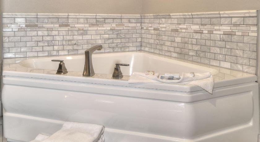 Image of King Room Mini-Suite with Jacuzzi & Fireplace 7