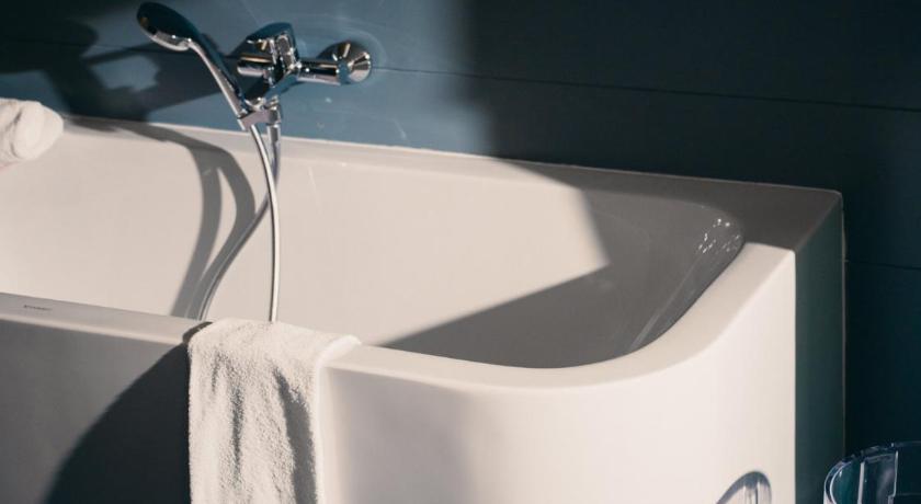 Image of Deluxe Doppelzimmer mit Badewanne und Dusche 4
