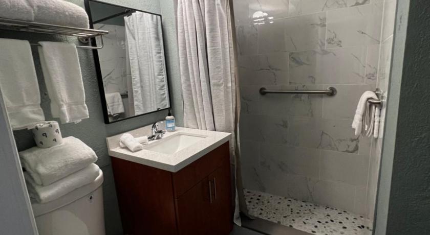 a bathroom with a toilet a sink and a bathtub, Breezy Palms Resort in Islamorada (FL)