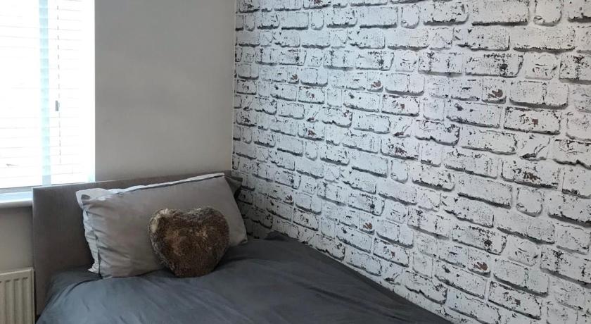 Double room with en-suite. Central for North West photo