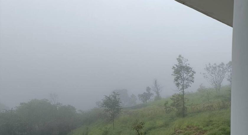Valley View 2 B/R Villa at Ramakkalmedu Windfarm photo