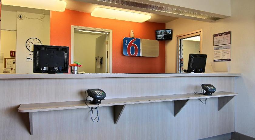 a bathroom with two sinks and a mirror, Motel 6-Bismarck, ND in Bismarck (ND)