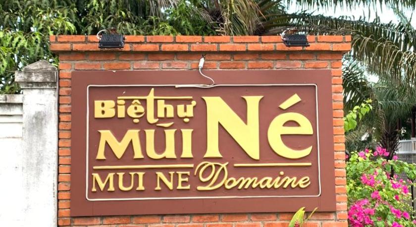 a sign on a wall with a plant on top of it, Biet thu bien Mui Ne - Villa Muine Domaine - Sea View in Phan Thiet