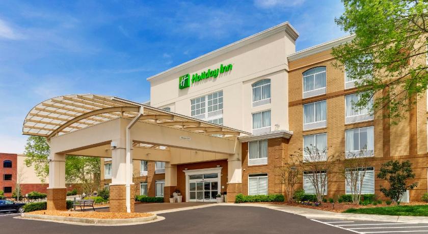 a large building with a sign on the side of it, Holiday Inn Franklin - Cool Springs in Franklin (TN)