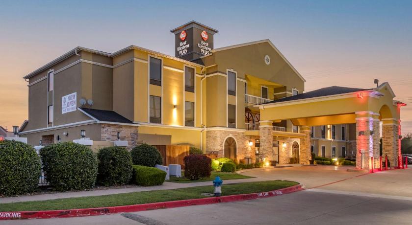 a large building with a clock on the front of it, Best Western Plus McKinney Inn and Suites in Dallas (TX)