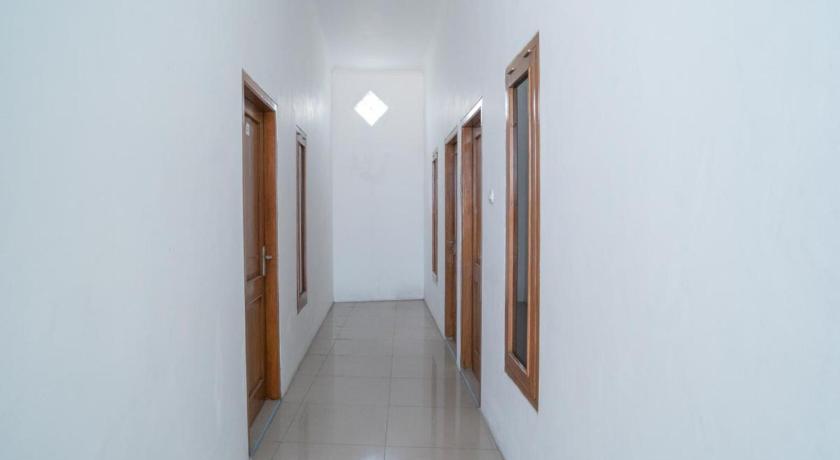 RedDoorz near RS Mitra Keluarga Waru photo