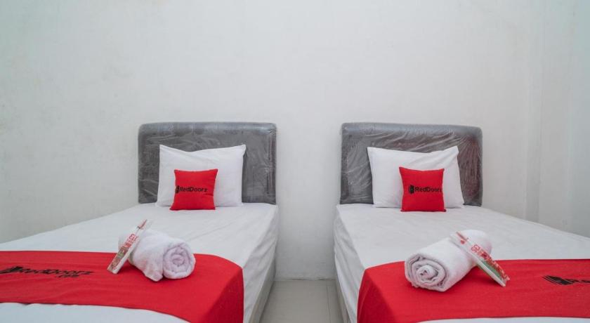 RedDoorz near RS Mitra Keluarga Waru photo