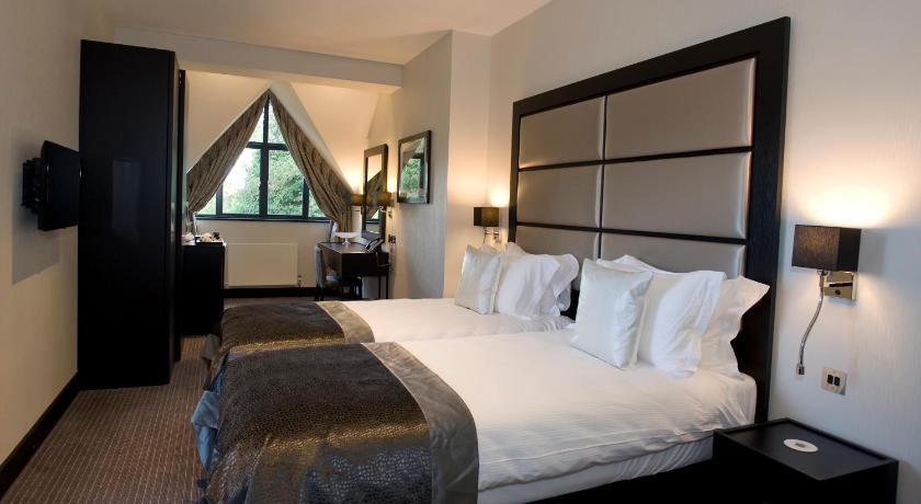 Standard Twin Room, The Lodge at Kingswood in London