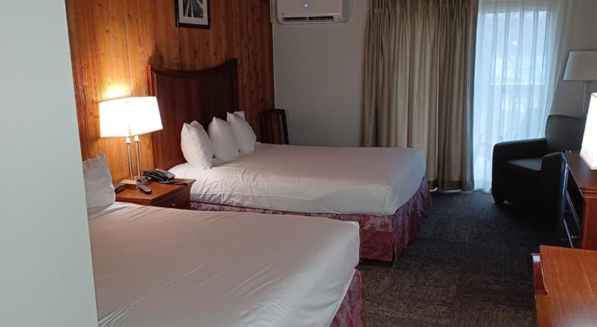 a hotel room with two beds and two lamps, Tygart Lake Lodge in Bridgeport (WV)