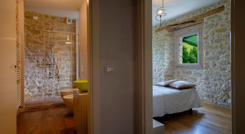a bedroom with a bed and a window, Antico Casolare panorama natura e idromassaggio in San Leo