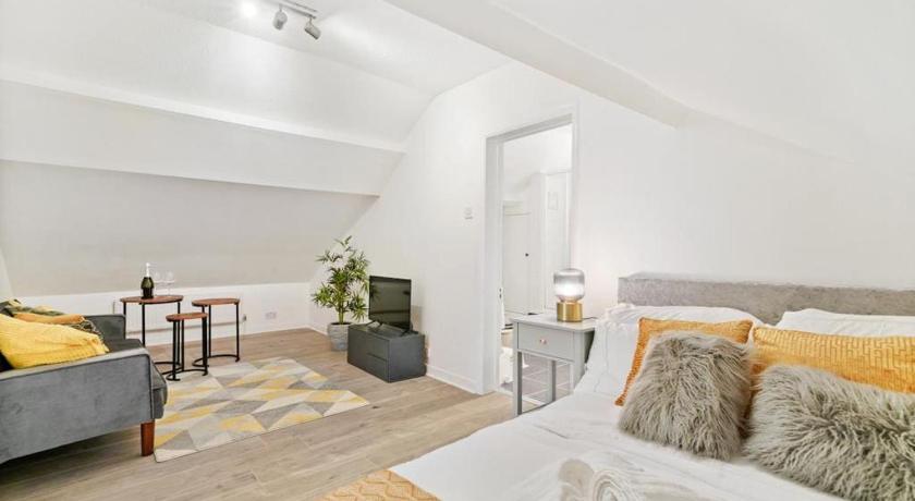 The Bayford Hub - Classy Spacious Studio Flat photo