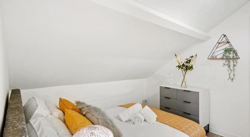 The Bayford Hub - Classy Spacious Studio Flat photo