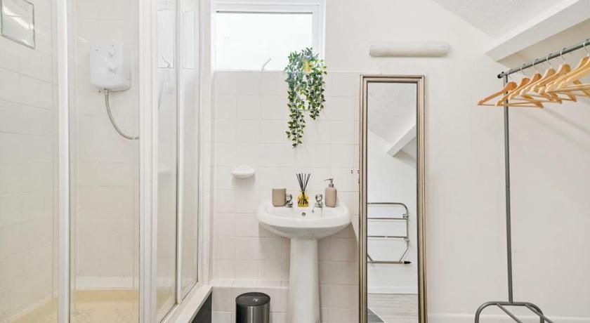 The Bayford Hub - Classy Spacious Studio Flat photo